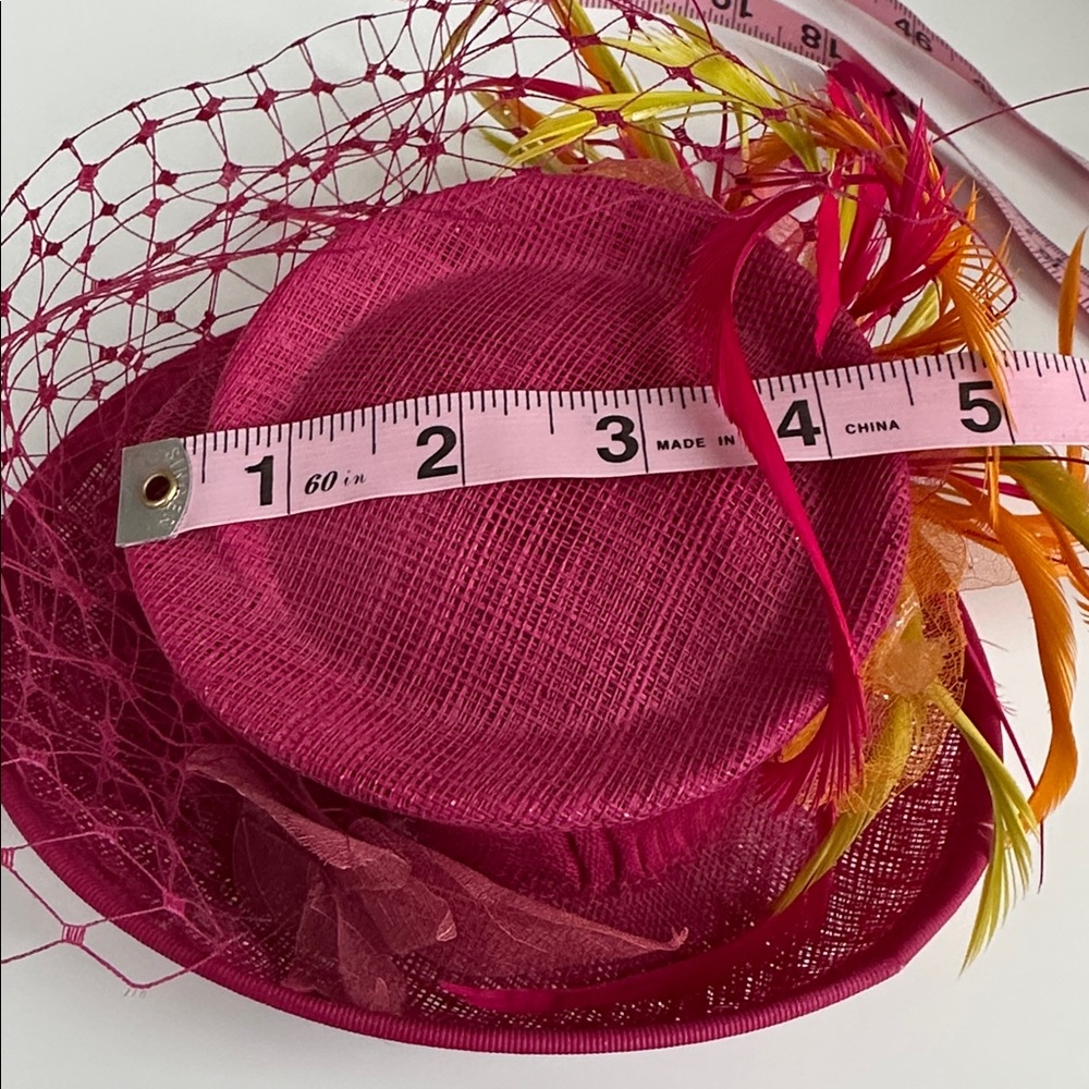 Manuela de los Santos Mini Feathered Hat 👒💅 - Picture 8 of 10